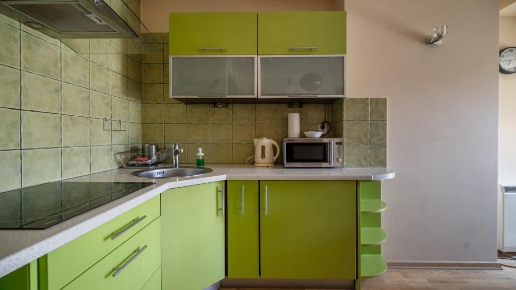 Kuchyňa alebo kuchynka v ubytovaní Apartamenty Sun & Snow Kościelisko Chotarz z basenem
