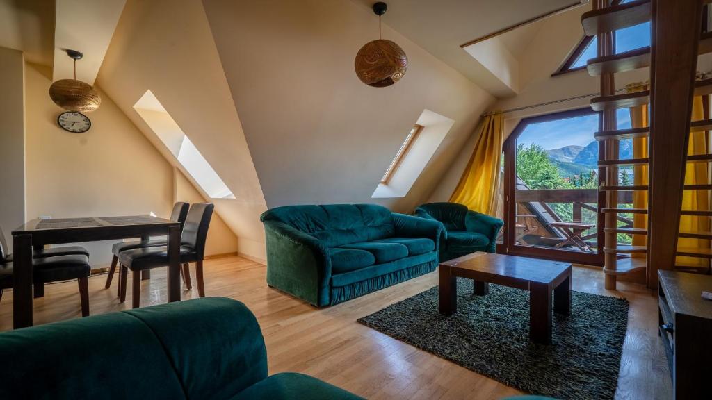 Posedenie v ubytovaní Apartamenty Sun & Snow Kościelisko Chotarz z basenem
