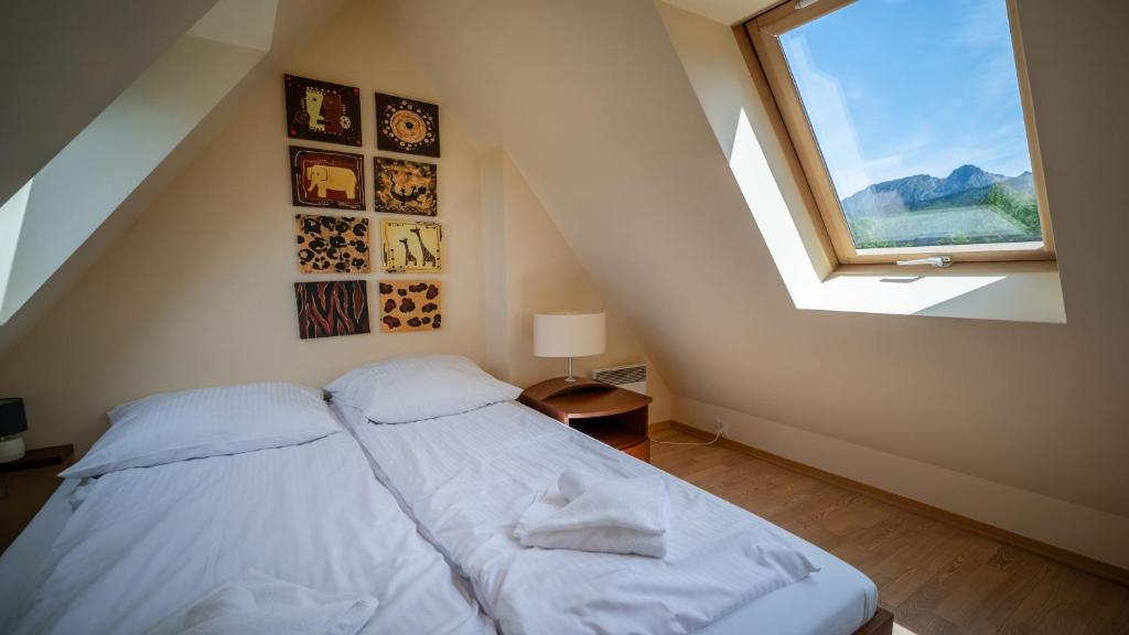 Posteľ alebo postele v izbe v ubytovaní Apartamenty Sun & Snow Kościelisko Chotarz z basenem