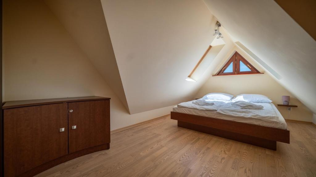 Posteľ alebo postele v izbe v ubytovaní Apartamenty Sun & Snow Kościelisko Chotarz z basenem