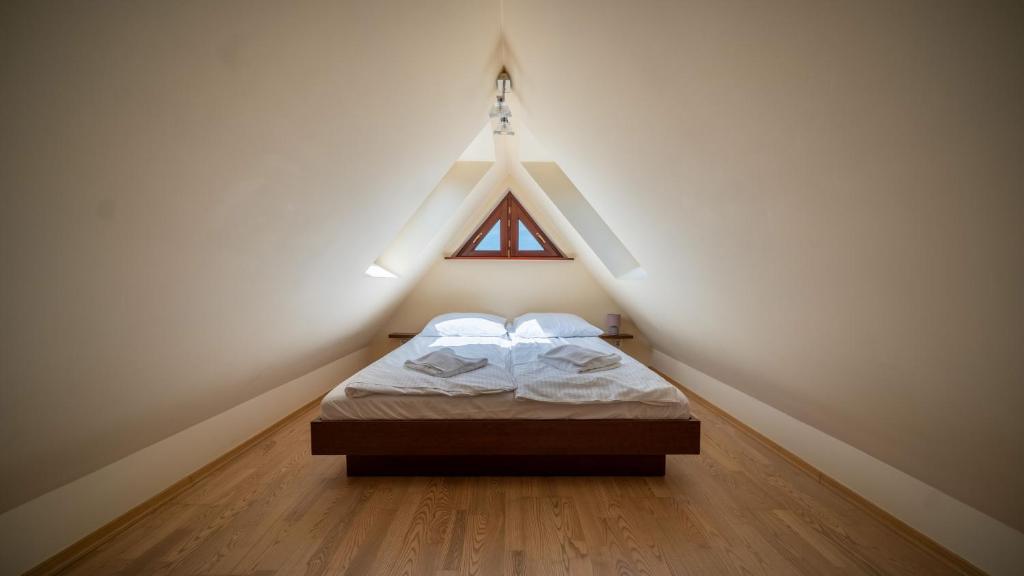 Posteľ alebo postele v izbe v ubytovaní Apartamenty Sun & Snow Kościelisko Chotarz z basenem