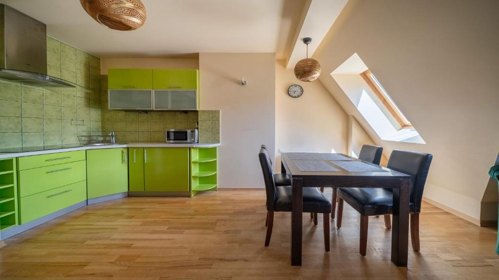 Kuchyňa alebo kuchynka v ubytovaní Apartamenty Sun & Snow Kościelisko Chotarz z basenem