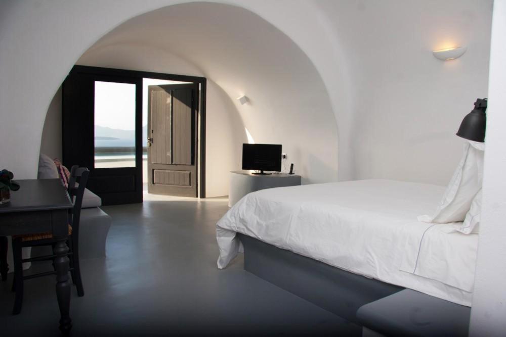 Postel nebo postele na pokoji v ubytování Grand Ambassador Santorini Hotel