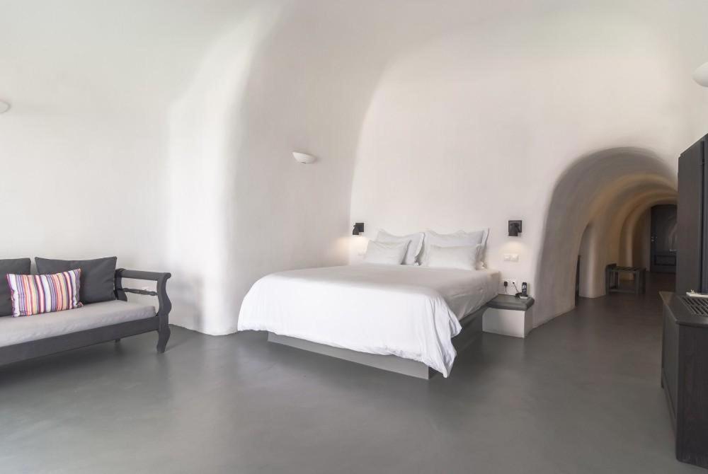 Postel nebo postele na pokoji v ubytování Grand Ambassador Santorini Hotel