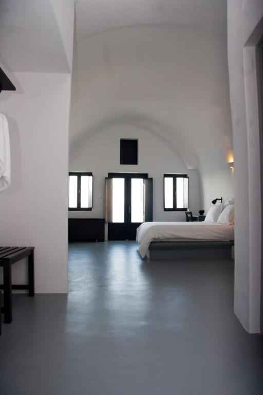 Postel nebo postele na pokoji v ubytování Grand Ambassador Santorini Hotel