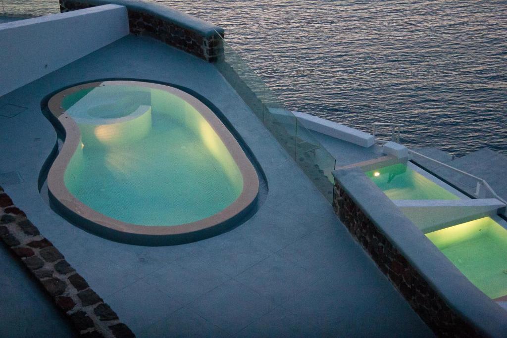 Bazén v ubytování Grand Ambassador Santorini Hotel nebo v jeho okolí