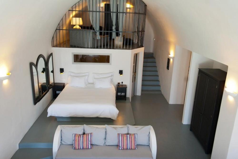Postel nebo postele na pokoji v ubytování Grand Ambassador Santorini Hotel