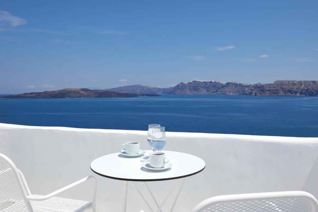 un tavolo con sedie e vista sull'acqua di Santorini View ad Akrotírion
