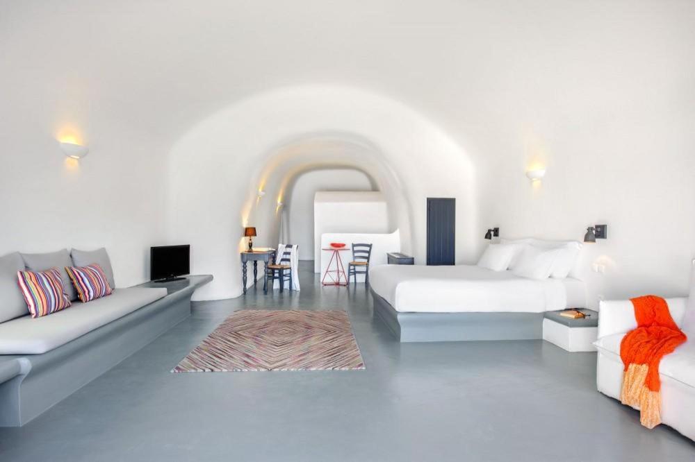 Postel nebo postele na pokoji v ubytování Grand Ambassador Santorini Hotel