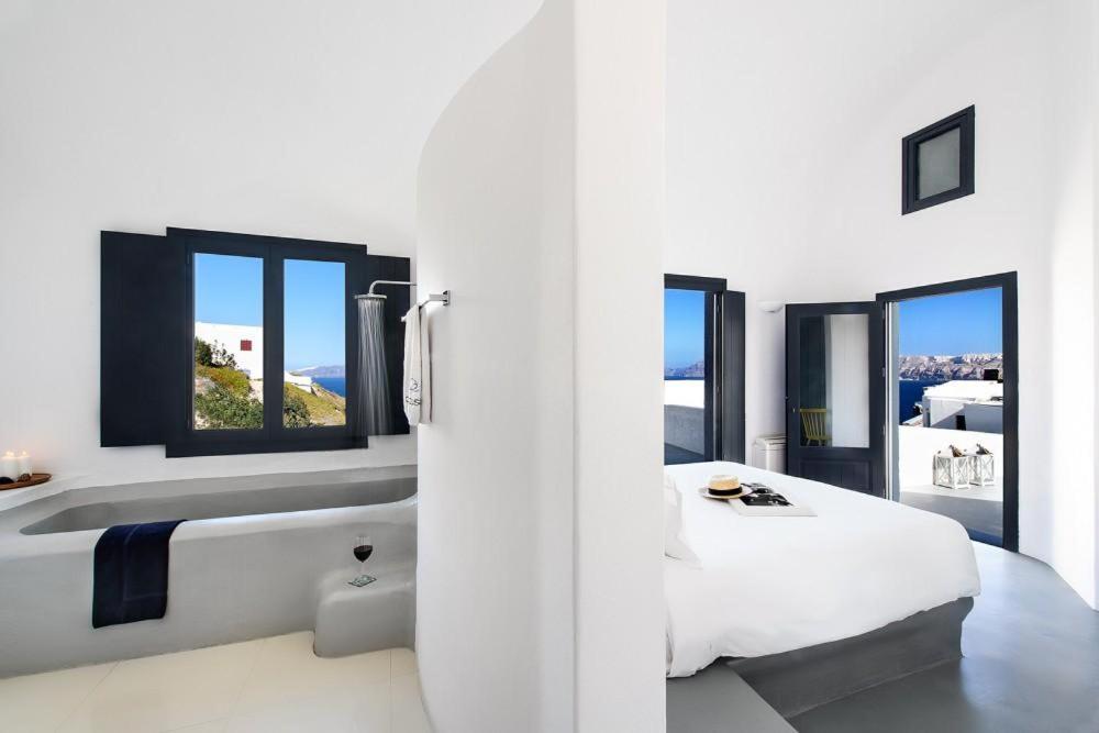 Postel nebo postele na pokoji v ubytování Grand Ambassador Santorini Hotel
