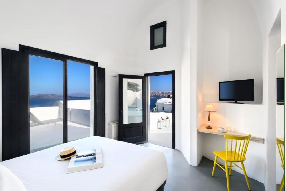 Postel nebo postele na pokoji v ubytování Grand Ambassador Santorini Hotel