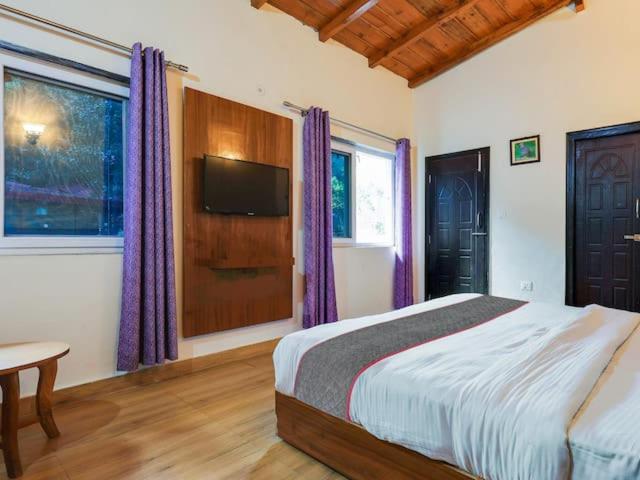Postel nebo postele na pokoji v ubytování The Mountain Lodge Manali !! Scenic Mountain View ! Parking ! Restaurant ! Tasty Food ! Preferred Property