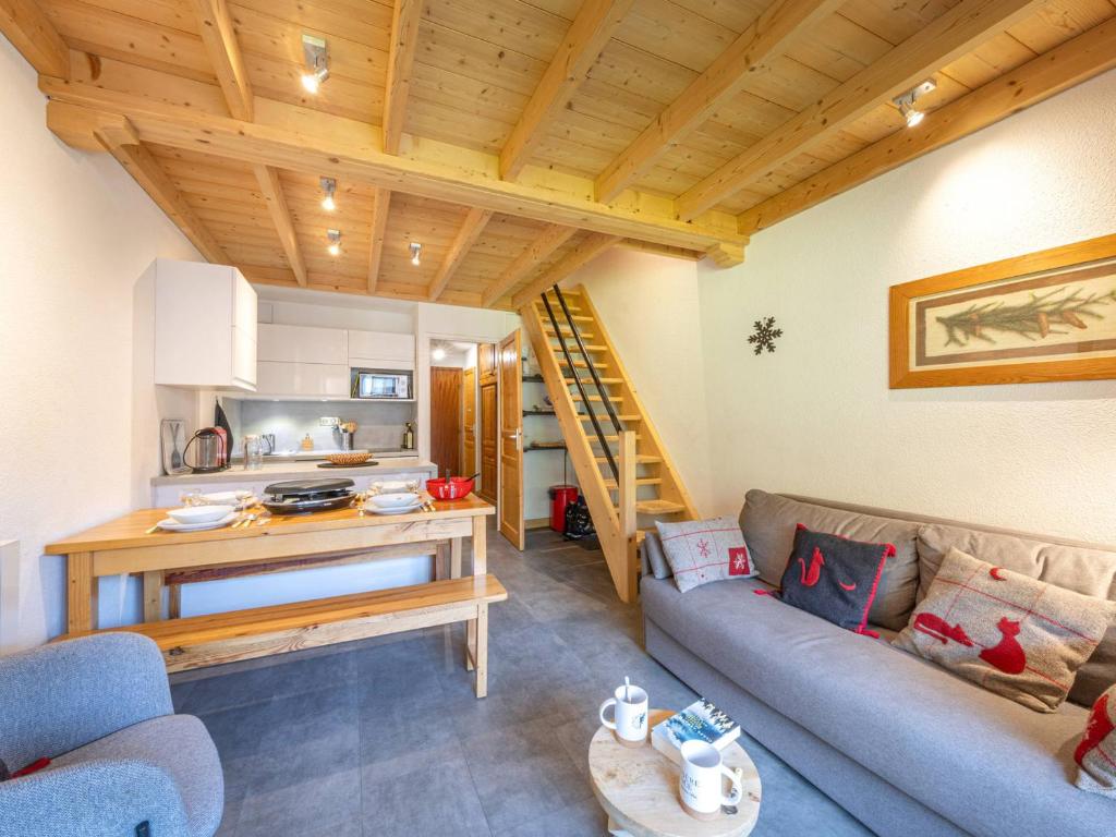 un salon avec un canapé et une cuisine dans l'établissement Appartement duplex skis aux pieds, 3 pièces, 5 pers., wifi, balcon, et garage privé - FR-1-694-196, à Val dʼIsère