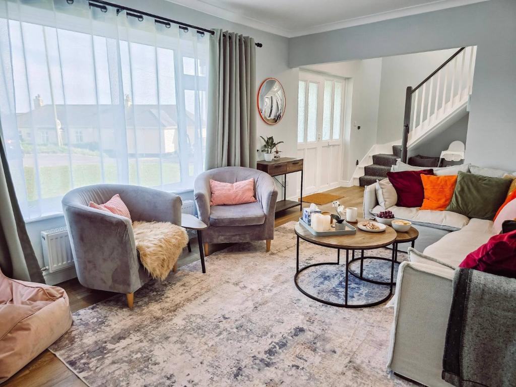 Posezení v ubytování Spacious 4-Bed Dover House | Hot Tub & Sea Views