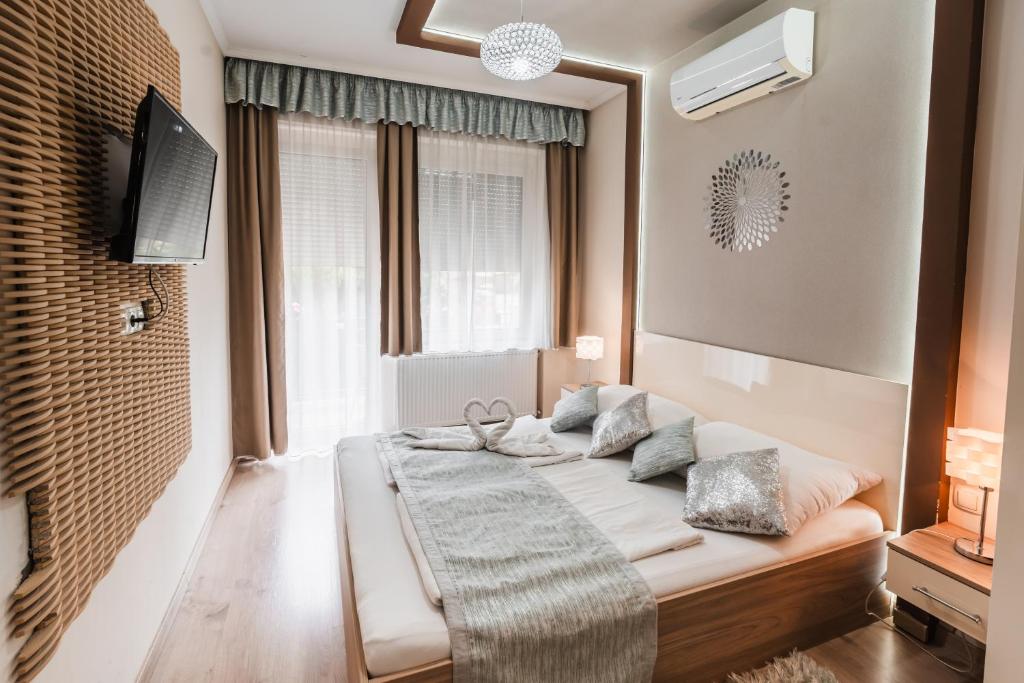 Postel nebo postele na pokoji v ubytování Melior Szálló