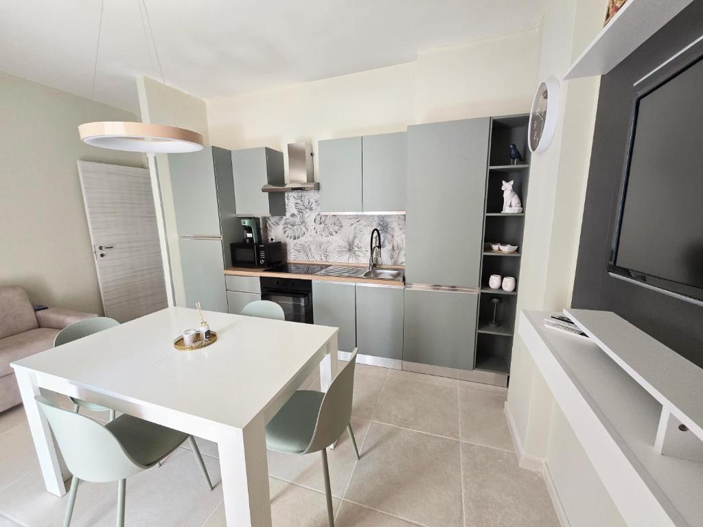 a kitchen and dining room with a white table and chairs at Nido Salento Gallipoli in Gallipoli