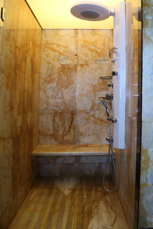 Koupelna v ubytování Lahoya Suites