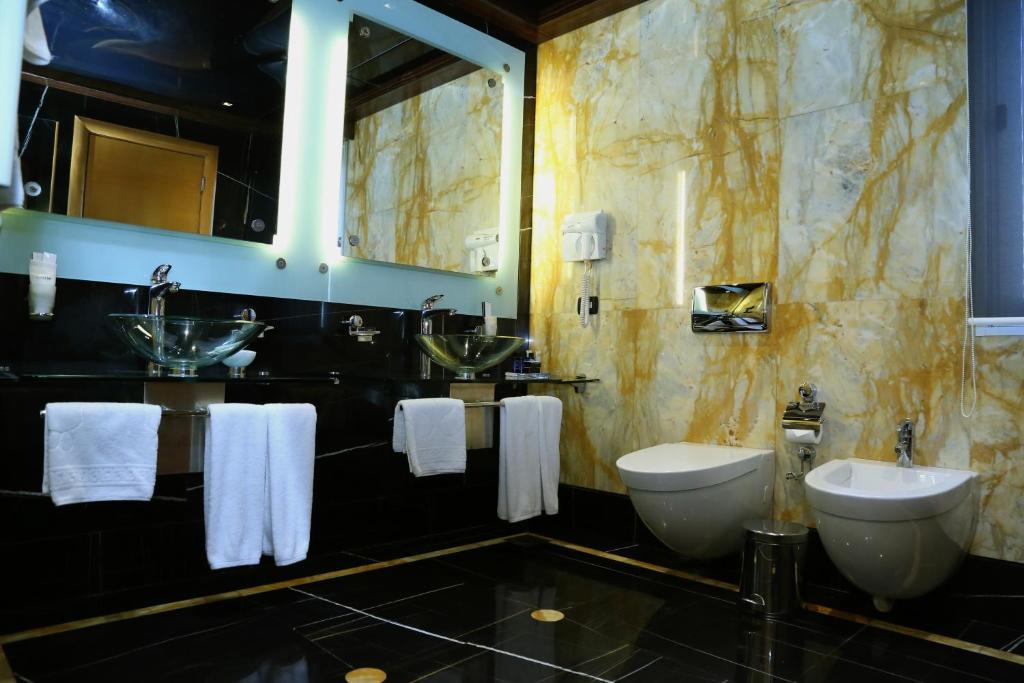 Koupelna v ubytování Lahoya Suites