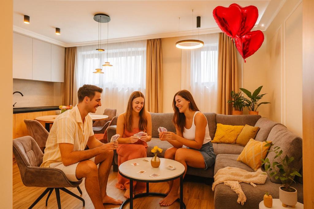 Un grupo de personas sentadas en una sala de estar en Cometei Residence Apartments 2, en Cluj-Napoca