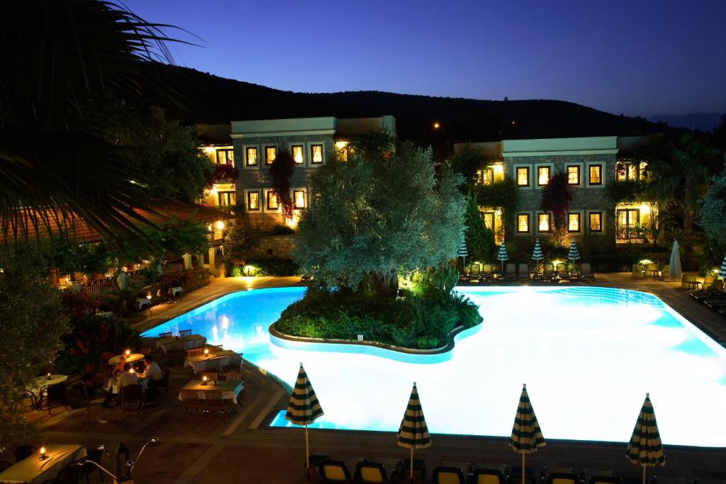 Bazén v ubytování Zeytinada Hotel nebo v jeho okolí