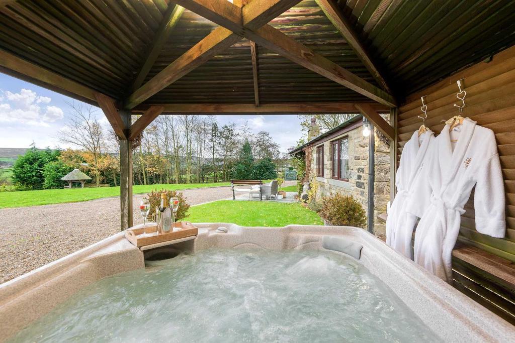 Swimmingpoolen hos eller tæt på Romantic Cottage Haworth