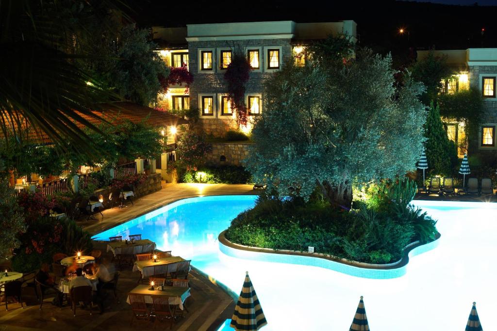 Bazén v ubytování Zeytinada Hotel nebo v jeho okolí