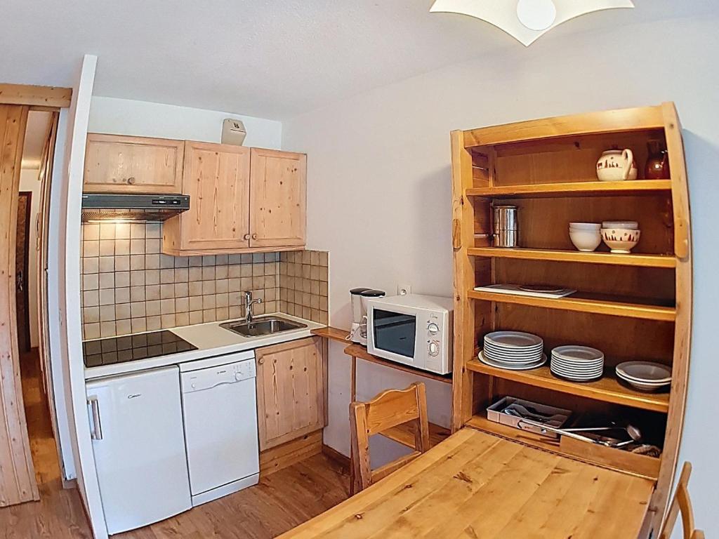 Kuchyňa alebo kuchynka v ubytovaní Studio confort au centre de Val d'Isère avec balcon - Proche pistes, WIFI, local à ski - FR-1-518-113
