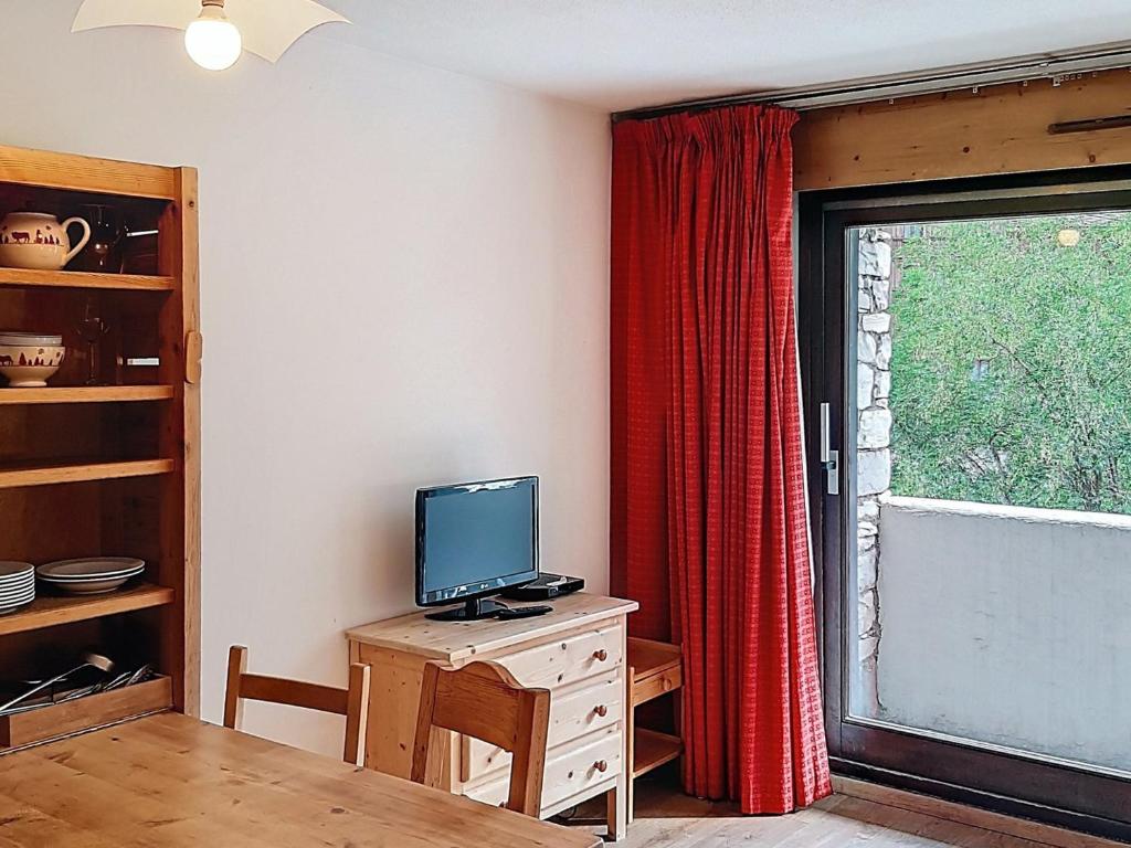 Televízia a/alebo spoločenská miestnosť v ubytovaní Studio confort au centre de Val d'Isère avec balcon - Proche pistes, WIFI, local à ski - FR-1-518-113