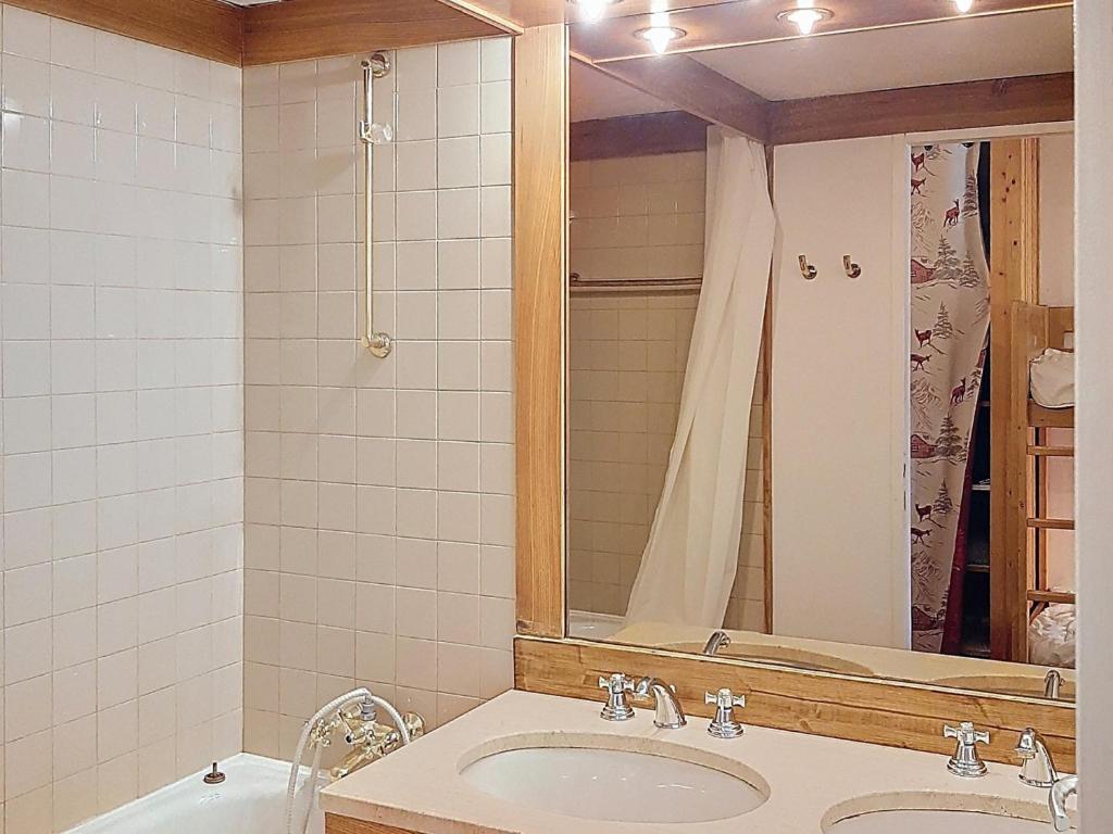 Kúpeľňa v ubytovaní Studio confort au centre de Val d'Isère avec balcon - Proche pistes, WIFI, local à ski - FR-1-518-113
