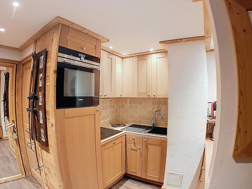 Kuchyňa alebo kuchynka v ubytovaní Appartement Grand Standing 4* Centre Val-d'Isère, 54m², 4 pers, Balcon aménagé, Casier à Ski - FR-1-518-86