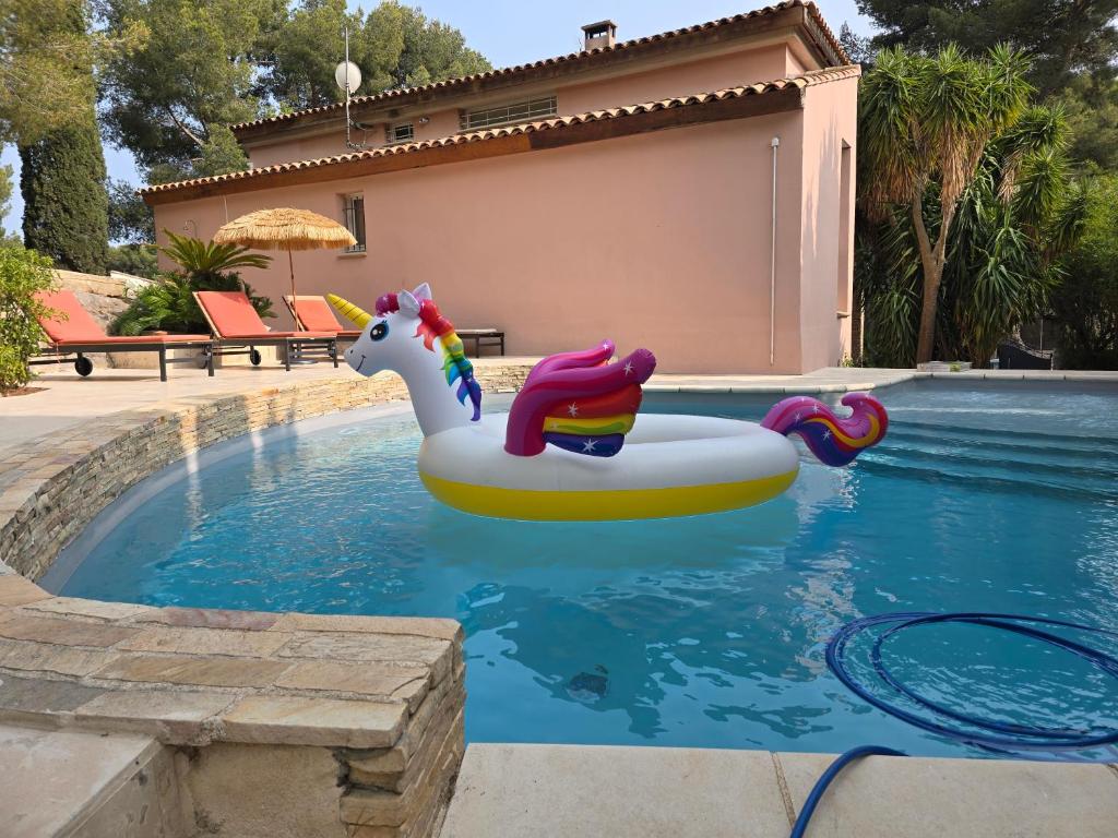 une piscine avec un flotteur de maïs dans l'eau dans l'établissement Villa rénovée avec Piscine Carry Le Rouet 180m2 4 Chambres, à Carry-le-Rouet