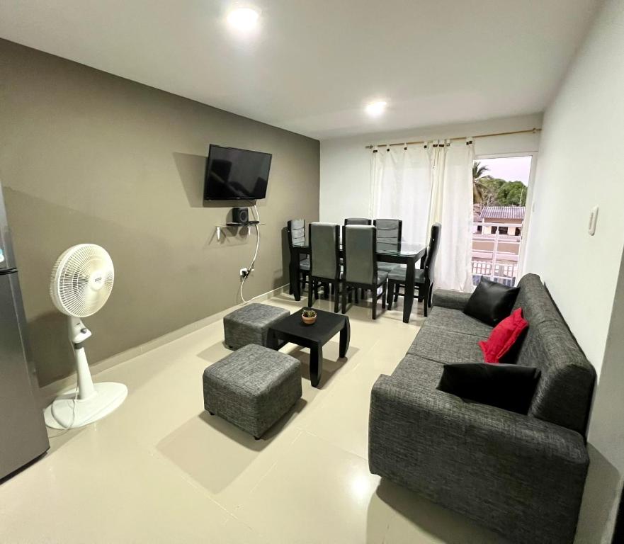 a living room with a couch and a table at Tu lugar ideal cerca al mar apartamento MyM in Coveñas