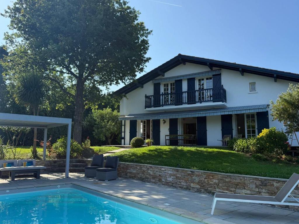 Bazén v ubytování Villa Basque piscine chauffée jardin verdoyant nebo v jeho okolí
