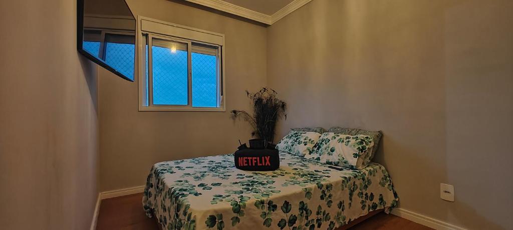 a bedroom with a bed with a sign on it at Seu Cantinho Funcional - Fácil, Calmo e Conectado in Sao Paulo