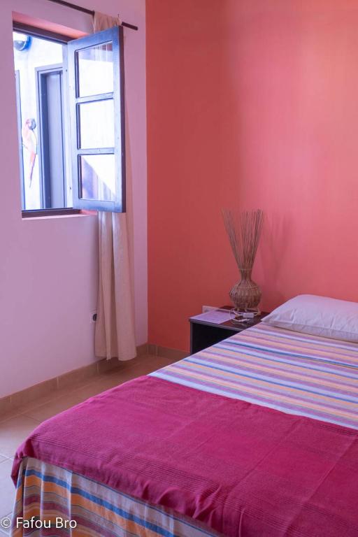 Postel nebo postele na pokoji v ubytování Sakaroule B&B