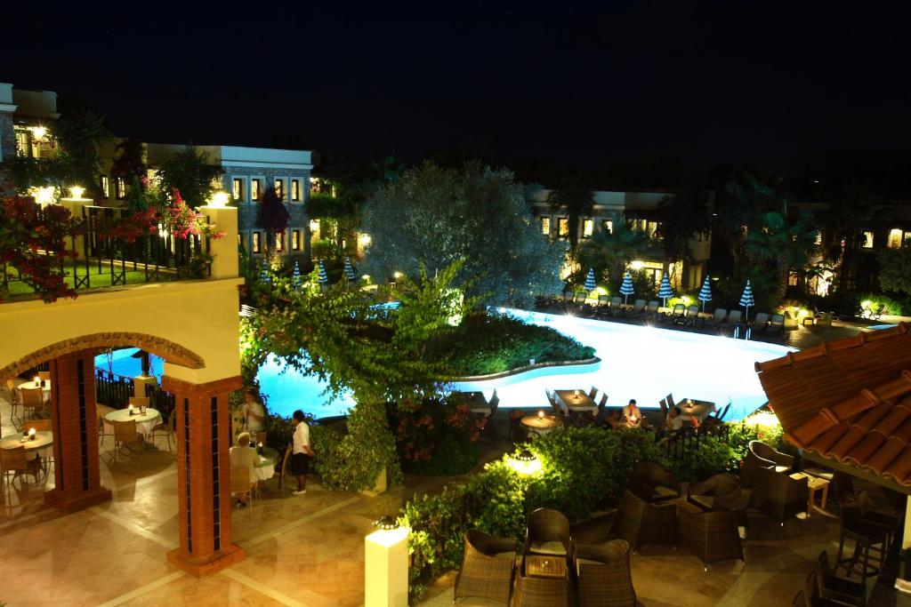 Bazén v ubytování Zeytinada Hotel nebo v jeho okolí
