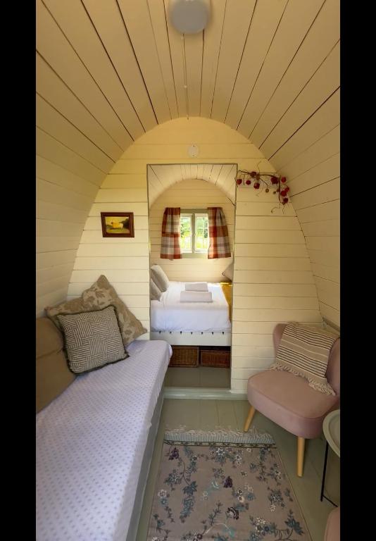 Postel nebo postele na pokoji v ubytování Fennor Park Lodge