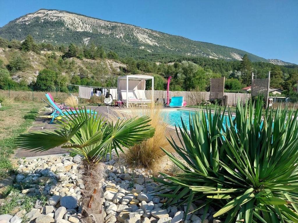 una piscina con una montaña al fondo en Une villa en Provence, en Tartonne