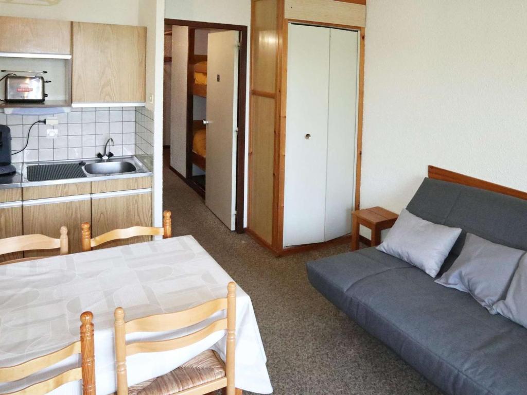 Il comprend une cuisine et un salon avec un lit et une table. dans l'établissement Studio 6 pers avec balcon, proche des pistes et commerces - FR-1-322-567, aux Orres