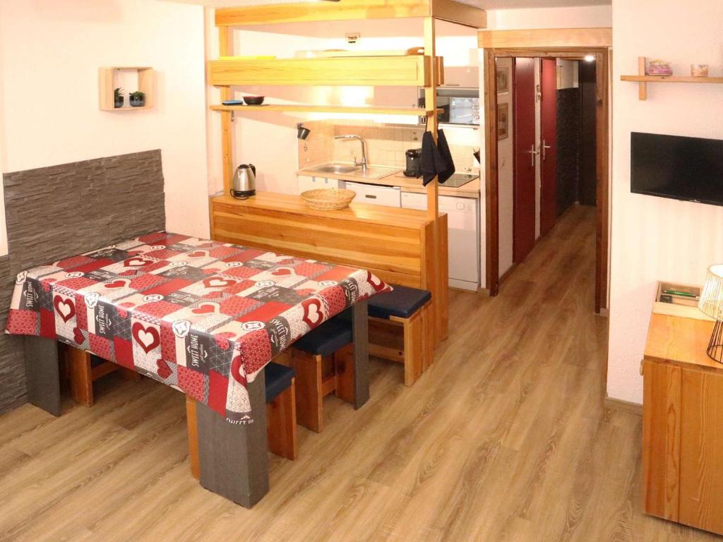 une cuisine et une salle à manger avec une table et une cuisine gmaxwell gmaxwell gmaxwell dans l'établissement Studio familial avec accès direct aux pistes, balcon sud, 4 pers, centre station, Les Orres - FR-1-322-493, aux Orres