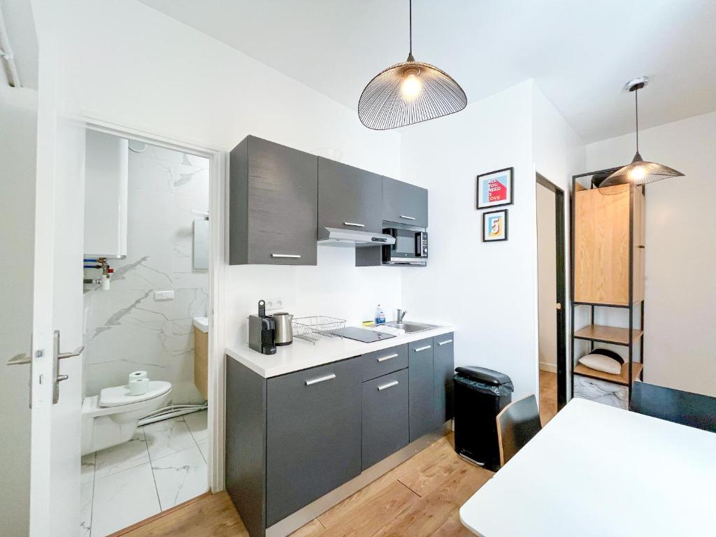 Kuchyňa alebo kuchynka v ubytovaní 146 - Urban Cosy Flat in Paris