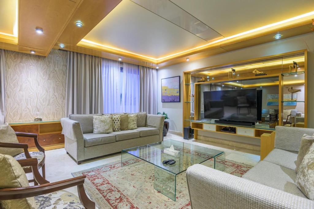 TV a/nebo společenská místnost v ubytování Lahoya Suites