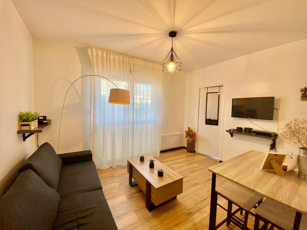 un salon avec un canapé et une table dans l'établissement Clos Pasteur modern for 4 people, à Poitiers