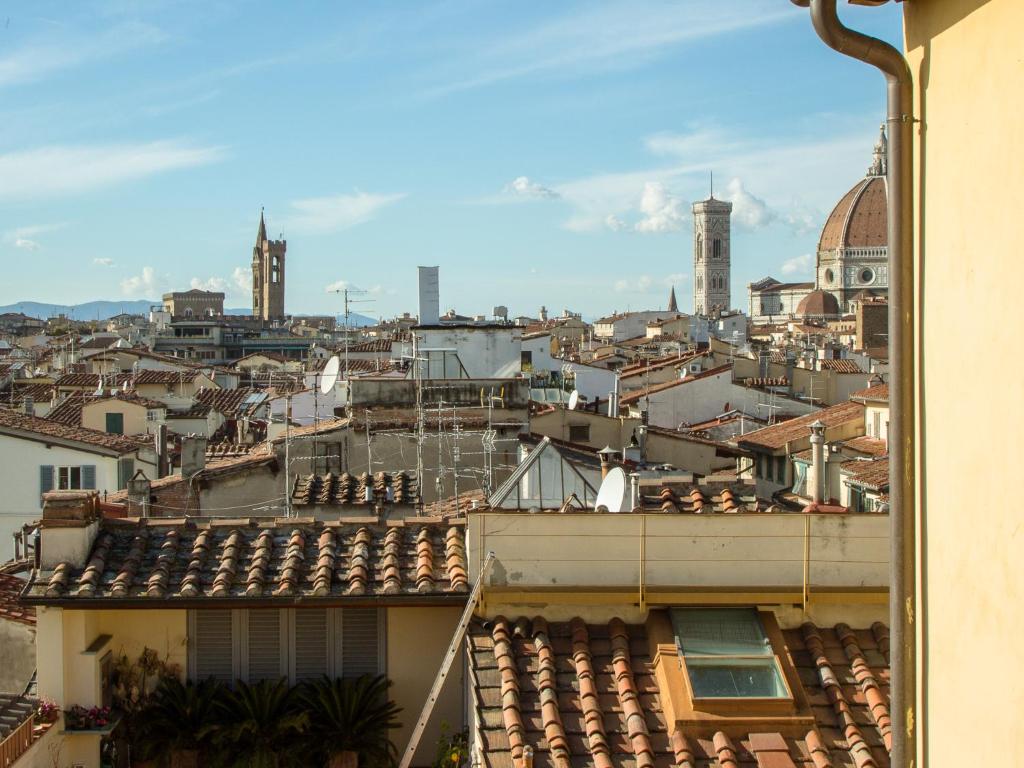 フィレンツェにあるGhibellina Terraceの屋根から市街の景色を望む