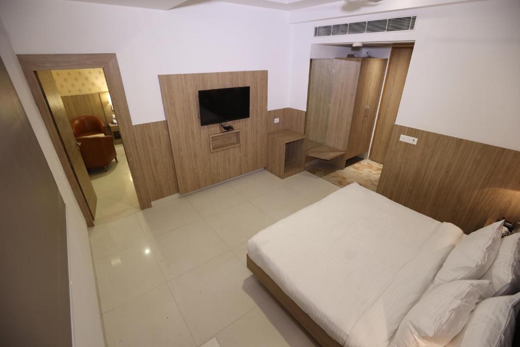 Postel nebo postele na pokoji v ubytování HOTEL CORPORATE PLAZA TERMINAL 3 Delhi AIRPORT