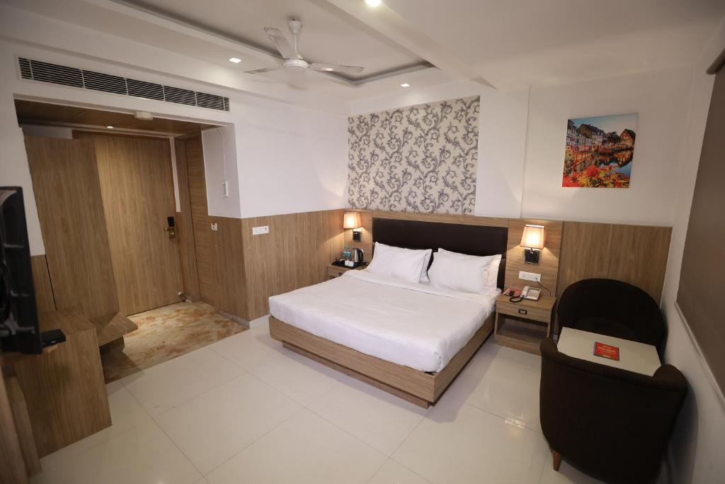 Postel nebo postele na pokoji v ubytování HOTEL CORPORATE PLAZA TERMINAL 3 Delhi AIRPORT