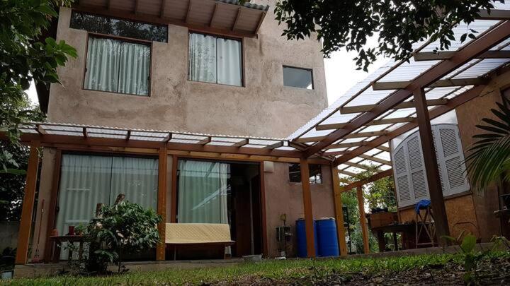 Το κτήριο όπου στεγάζεται  το δωμάτιο σε οικογενειακή κατοικία