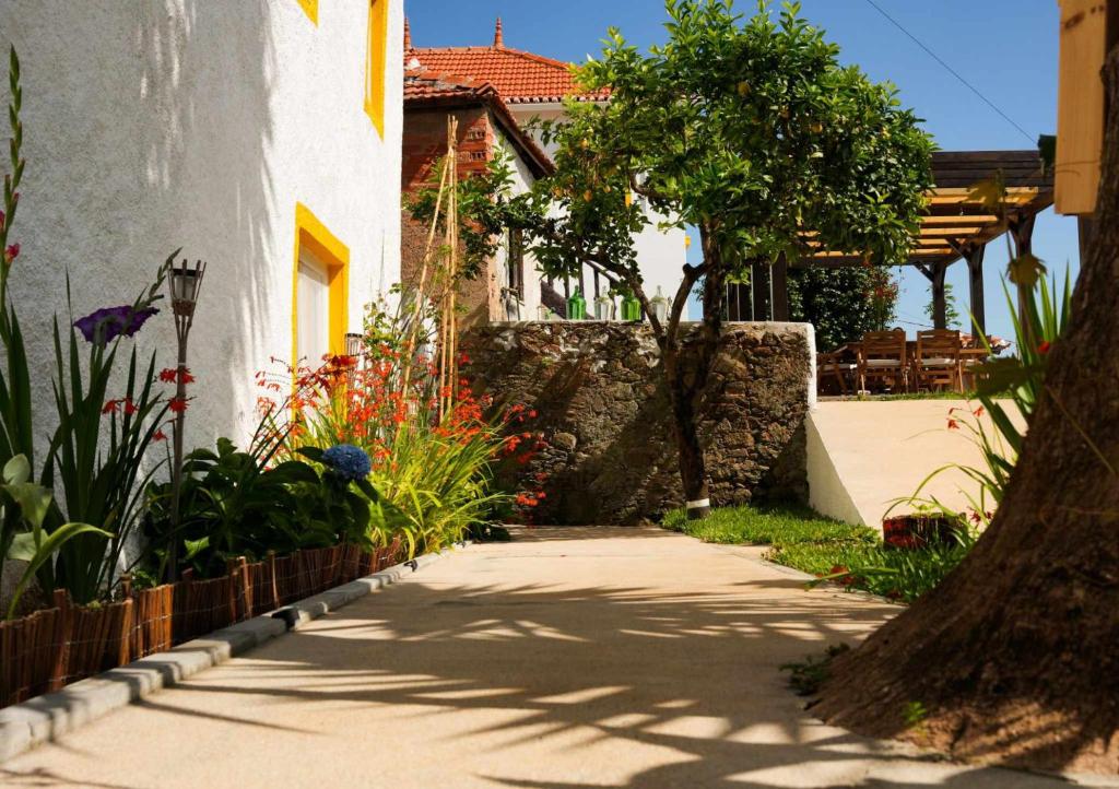 Um jardim no exterior de Quinta do Chafariz