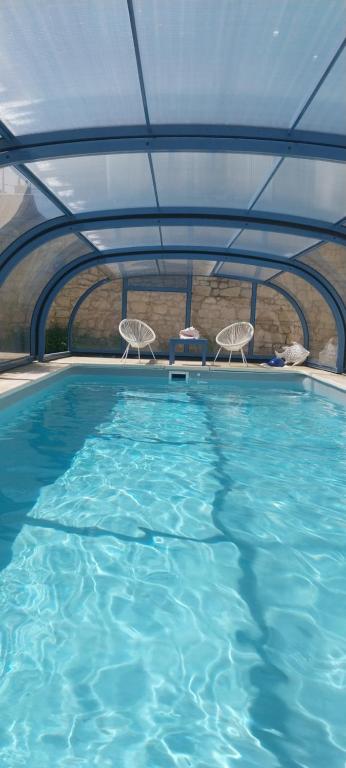 Bazén v ubytování Chambre bleue avec accès plage nebo v jeho okolí
