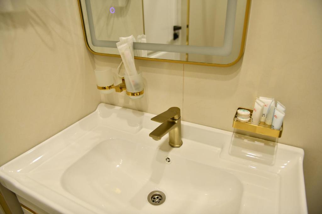 لابی و فضای عمومی QUT Hotel - تصویر ۵